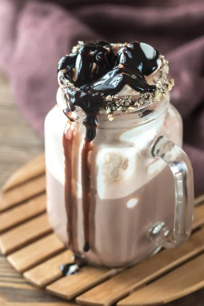 Um frasco de chocolate quente com marshmallows — Fotografia de Stock