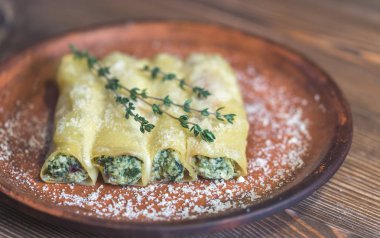Ricotta ve ıspanak doldurulmuş Canelloni