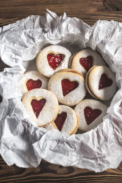 Herzförmige Kekse mit Erdbeerfüllung — Stockfoto