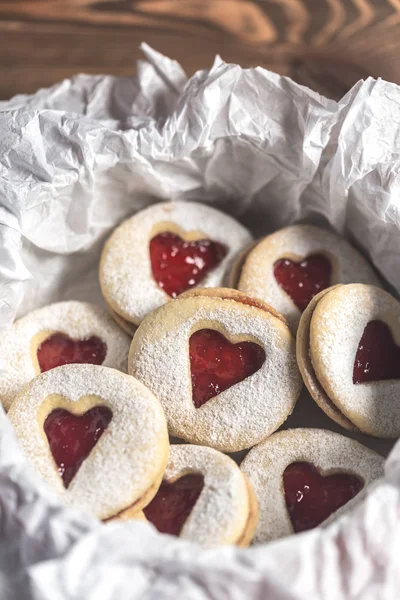 Herzförmige Kekse mit Erdbeerfüllung — Stockfoto