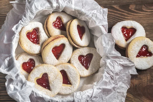 Печиво у формі серця з полуничною начинкою — стокове фото