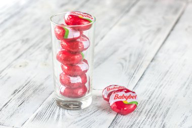 Babybel mini peynir cam yığını