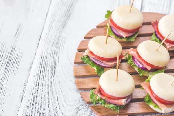 Mini peynir ve salam sandviç — Stok fotoğraf