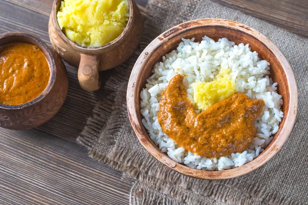 Cuenco de arroz con salsa de mantequilla india y mantequilla clarificada Ghee — Foto de Stock