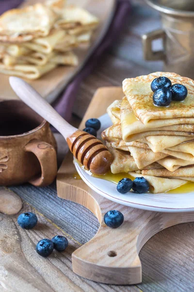 Crepes com mirtilos frescos e mel — Fotografia de Stock