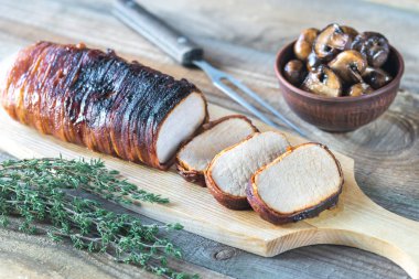 Domuz loin domuz pastırması kavrulmuş mantar ile sarılmış