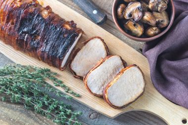 Domuz loin domuz pastırması kavrulmuş mantar ile sarılmış