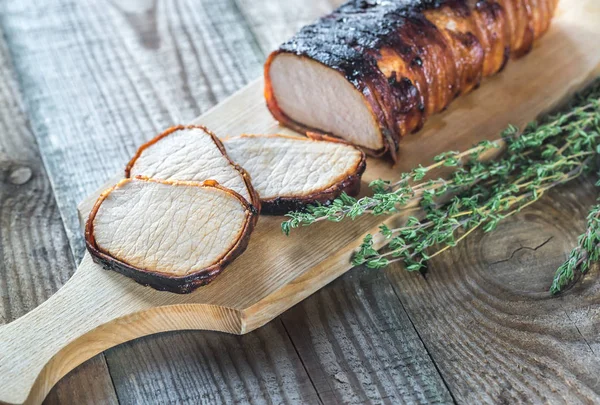 豚ロース肉のベーコン巻き — ストック写真