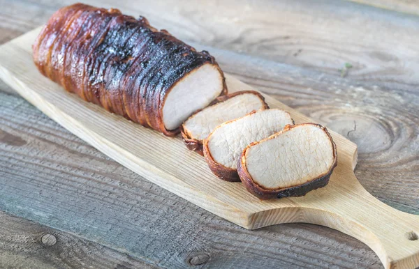 Lombo de porco envolto em bacon — Fotografia de Stock