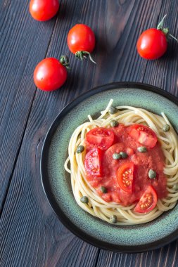Makarna salça ve plaka üzerinde Kapari