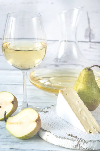 Peynir ve armut ile beyaz şarap — Stok fotoğraf