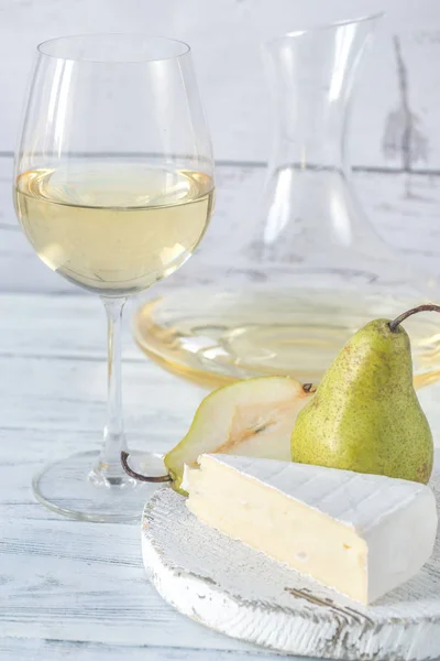 Copa de vino blanco con queso y peras — Foto de Stock