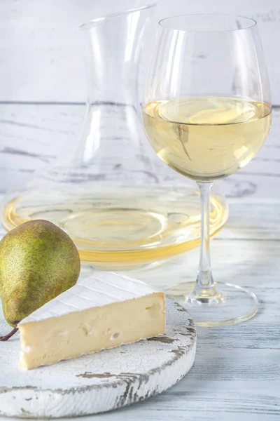 Glass of white wine with cheese and pears — Stock Photo, Image