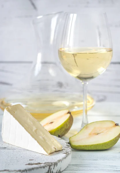 Kieliszek białego wina z serem i gruszki — Zdjęcie stockowe