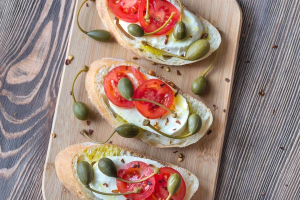 Ciabatta con mozzarella, pomodori e capperi — Foto Stock