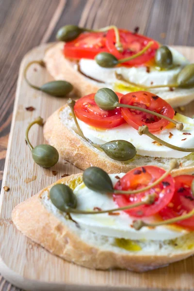 Ciabatta mit Mozzarella, Tomaten und Kapern — Stockfoto