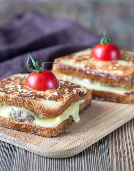 Hamburguesa con queso tostadas francesas — Foto de Stock