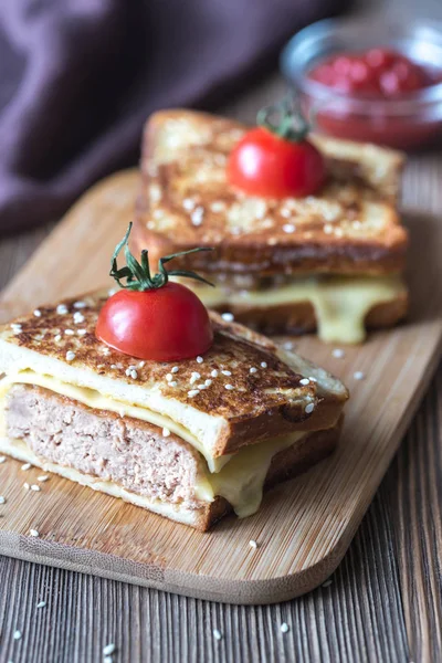 チーズバーガー フレンチ トースト — ストック写真
