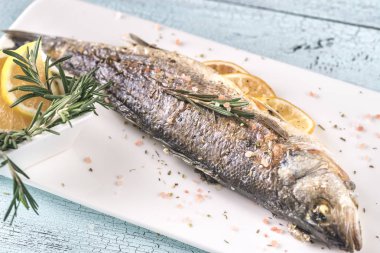 Limon ve biberiye fırında levrek