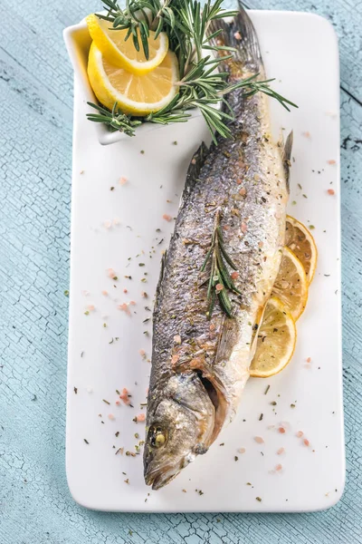 Lubina al horno con limón y romero — Foto de Stock