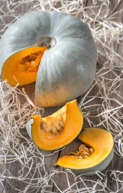 Ahşap arka plan üzerinde olgunlaşmış kabak