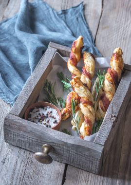 Pastırma sarılmış breadsticks ahşap tepsi