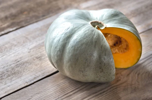 Ripe pumpkin on the wooden background — Stock Photo, Image