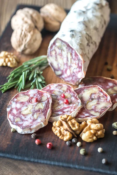 Walnusssalami auf dem Holzbrett — Stockfoto