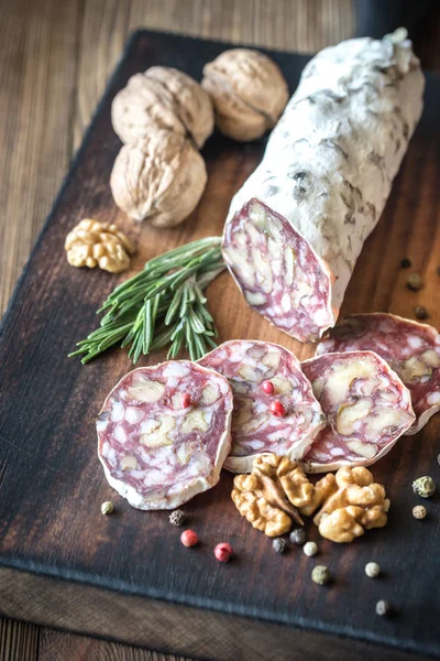 Walnusssalami auf dem Holzbrett — Stockfoto