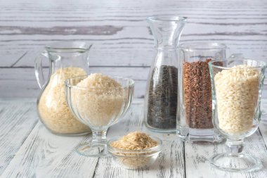 Beyaz arka plan üzerinde pirinç çeşitleri