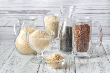 Beyaz arka plan üzerinde pirinç çeşitleri