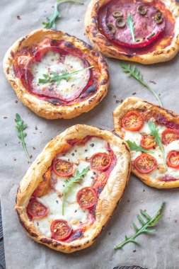 Ahşap tahta üzerinde mini pizza