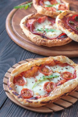 Ahşap tahta üzerinde mini pizza