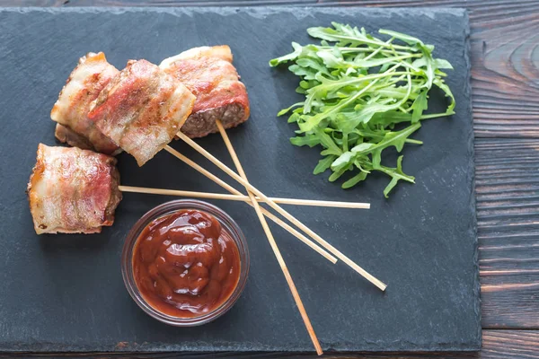 Brochetas de ternera envueltas en tocino rellenas de mozzarella —  Fotos de Stock