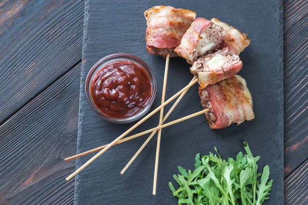 Bacon-wrapped beef skewers stuffed with mozzarella — Stock Photo, Image