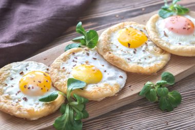 Puf böreği pişmiş yumurta