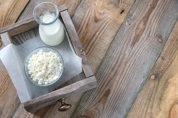 우유 병 코 티 지 치즈의 그릇 — 스톡 사진