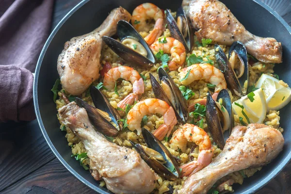 Paella de marisco wuth pollo en la sartén —  Fotos de Stock