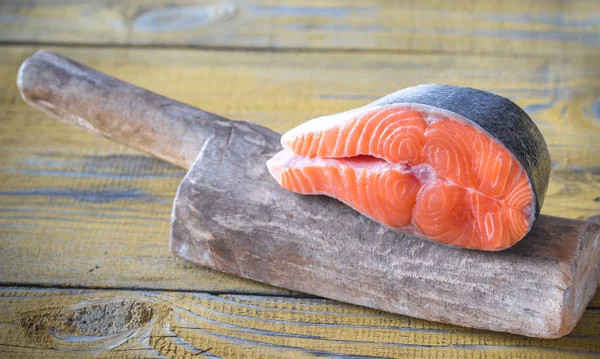 Bistecca di salmone crudo sulla tavola di legno — Foto Stock