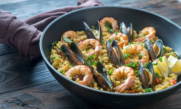 Paella de mariscos en la sartén —  Fotos de Stock