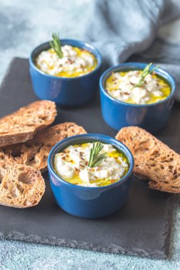 Tost ile pişmiş ricotta