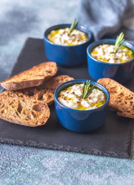 Tost ile pişmiş ricotta