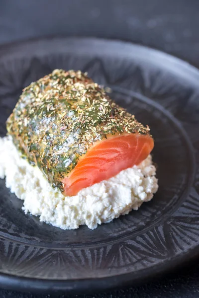 Salmon in mint sauce with herbs and ricotta — Stock Photo, Image