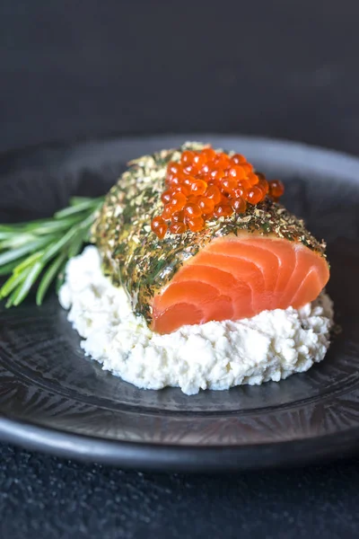 Salmão em molho de hortelã com caviar vermelho e ricota — Fotografia de Stock
