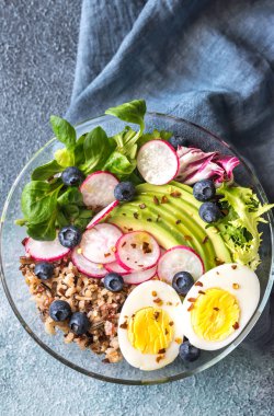 Wild pirinç avokado, yumurta ve marul