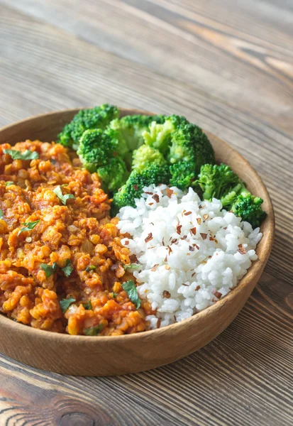 Cuenco de curry de lentejas rojas con arroz blanco y brócoli — Foto de Stock