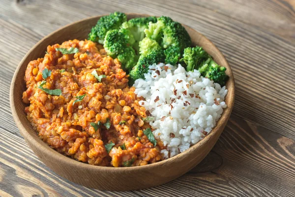 Schüssel mit rotem Linsencurry mit weißem Reis und Brokkoli — Stockfoto