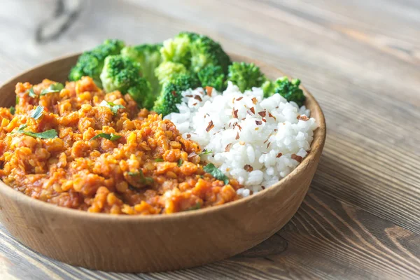 赤レンズ豆カレー、白いご飯とブロッコリーのボウル — ストック写真