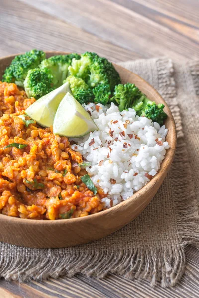 Cuenco de curry de lentejas rojas con arroz blanco y brócoli —  Fotos de Stock
