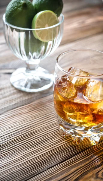 Glas Rum auf dem hölzernen Hintergrund — Stockfoto